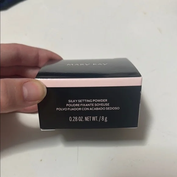Mary Kay Silky Setting Powder - Black - Picture 1 of 2
